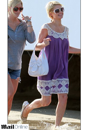 Paris Hilton curte dia na praia