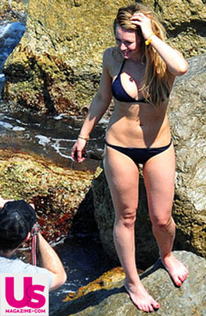 Hillary Duff é fotografada de biquíni