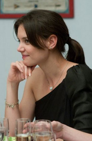 Katie Holmes diz que Tom Cruise é <i>virilmente romântico</i>