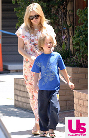 Kate Hudson passeia com noivo e o filho