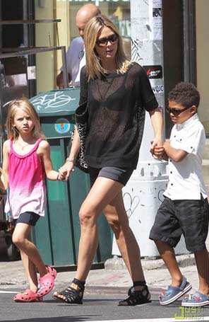 Heidi Klum passeia com os filhos