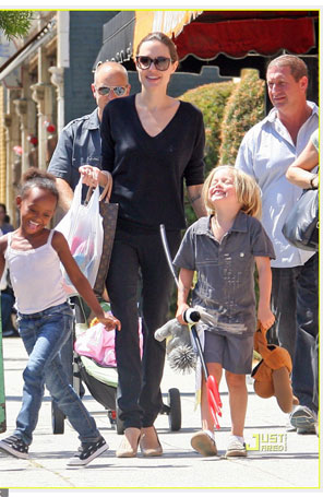Angelina Jolie passeia com suas filhas