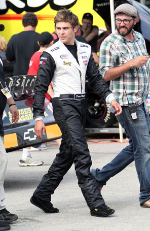 Zac Efron vira piloto de carros