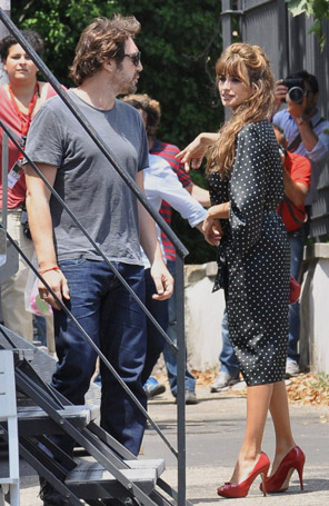 Penélope Cruz recebe a visita de Javier Bardem em <i>set</i>