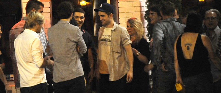 Robert Pattinson comemora fim de <i>Cosmopolis</i>