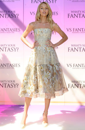 Candice Swanepoel lança fragrância da <i>VS</i>