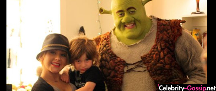 Christina Aguilera assiste a musical de <i>Shrek</i> com o filho