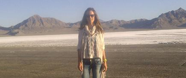 Alessandra Ambrósio faz ensaio no deserto