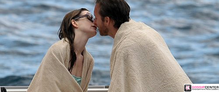 Anne Hathaway passa férias românticas na Itália