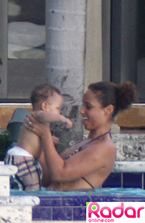 Alicia Keys relaxa com filho em piscina