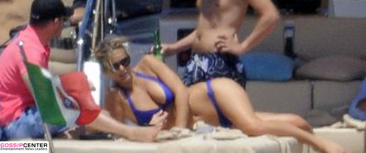 Bar Refaeli curte praia na Itália com novo namorado, diz <i>site</i>