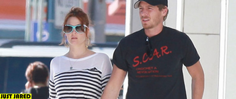 Drew Barrymore passeia com o namorado