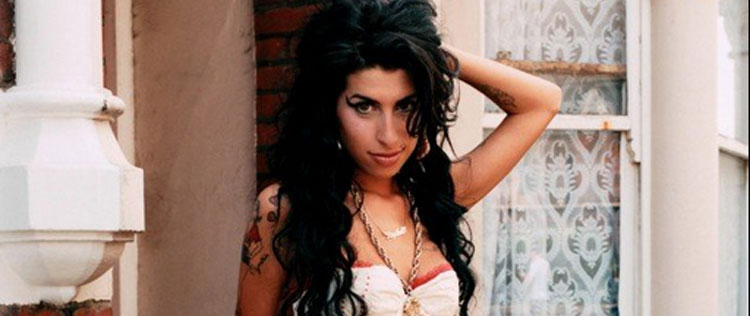 Amy Winehouse morreu na cama de seu quarto, diz representante