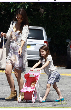 Suri Cruise leva boneca para passear