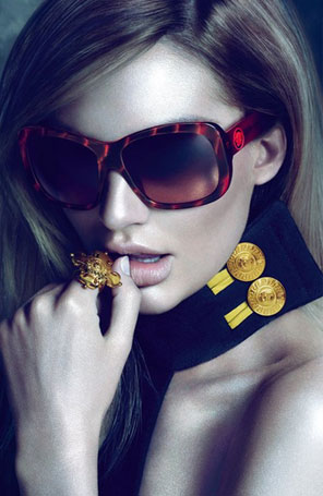 Candice Swanepoel posa para <i>Versace Eyewear</i>