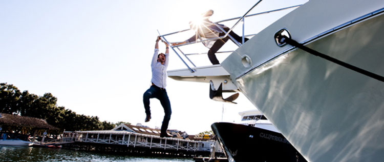Darren Criss posa pendurado em barco
