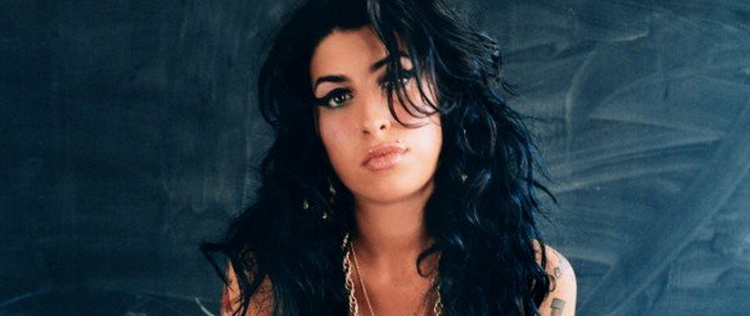 <i>- Boa noite, meu anjo</i>, diz pai em funeral de Amy Winehouse