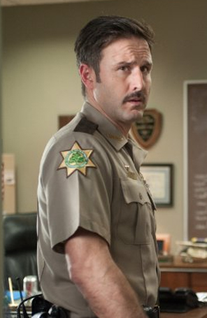 David Arquette se diverte com companhia feminina