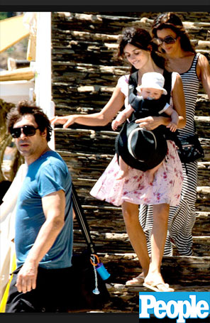 Penélope Cruz e Javier Bardem passeiam com o filho