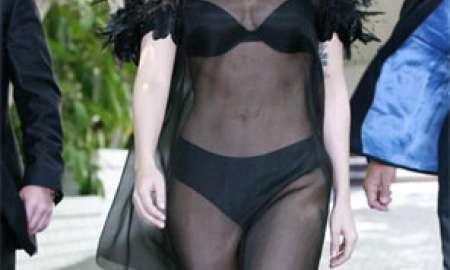 Lady Gaga usa penteado que lembra as orelhas do Mickey