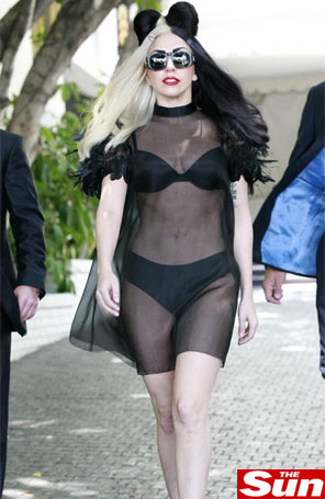 Lady Gaga usa penteado que lembra as orelhas do Mickey
