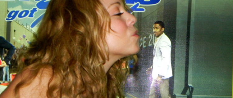 Mariah Carey beija cartaz com o marido