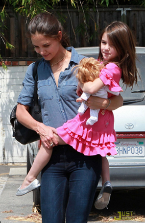 Katie Holmes faz compras com Suri