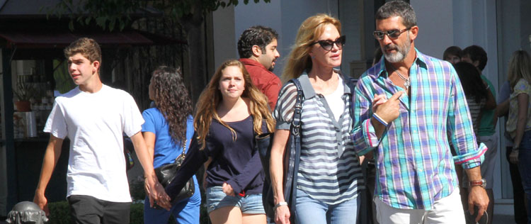 Antonio Banderas vai com família a centro comercial