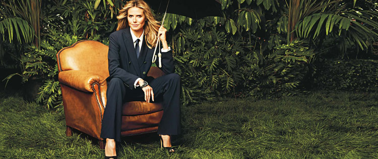 Heidi Klum posa com <i>look</i> masculino para <i>shopping</i> brasileiro