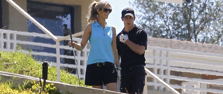 Nick Jonas joga golfe com Delta Goodrem