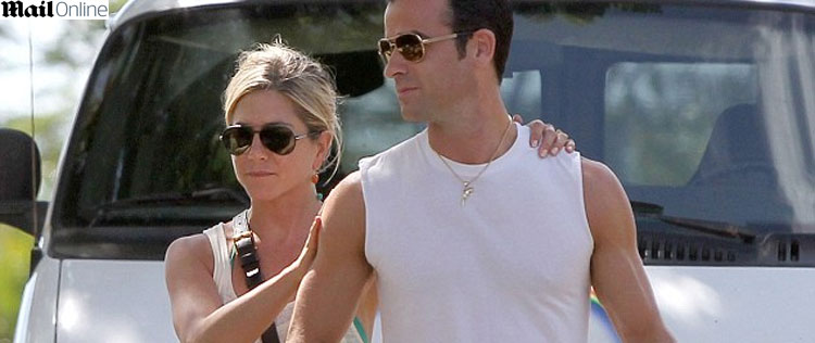 Jennifer Aniston passeia com Justin Theroux no Havaí