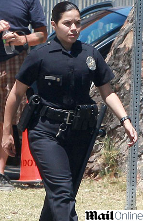 America Ferrera se veste de policial