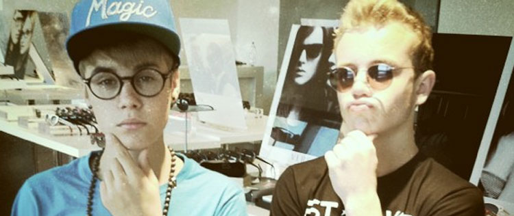 Justin Bieber usa óculos de Harry Potter