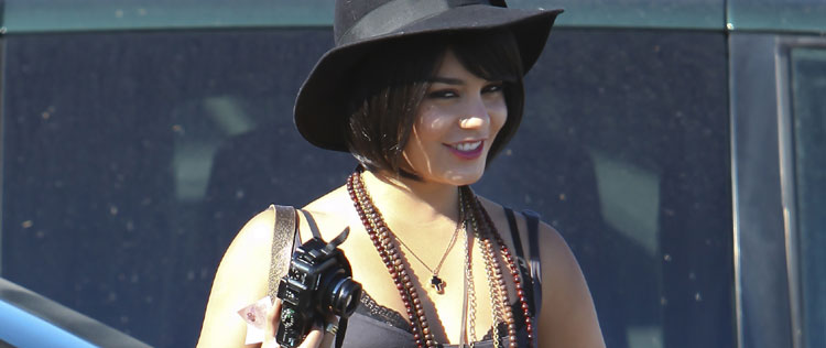 Vanessa Hudgens aparece de peruca