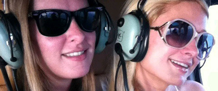 Paris Hilton anda de helicóptero