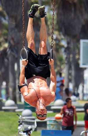 Kellan Lutz malha de ponta cabeça