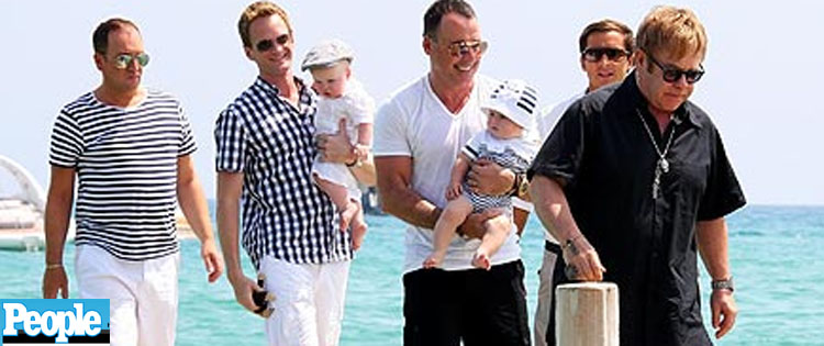 Elton John e Neil Patrick Harris passeiam com os filhos