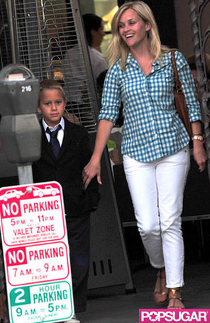 Reese Witherspooon janta com o filho