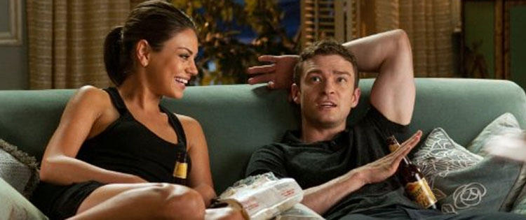 Mila Kunis cochila ao filmar cena íntima com Timberlake