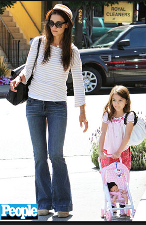 Suri Cruise passeia com carrinho de boneca