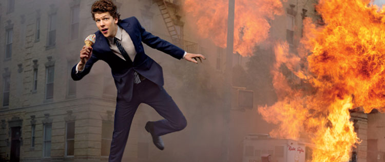 Jesse Eisenberg modela terno durante explosão