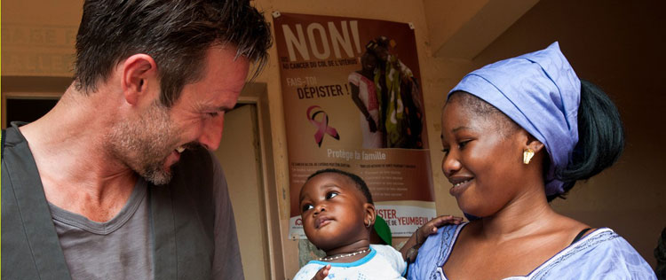 David Arquette realiza campanha na África