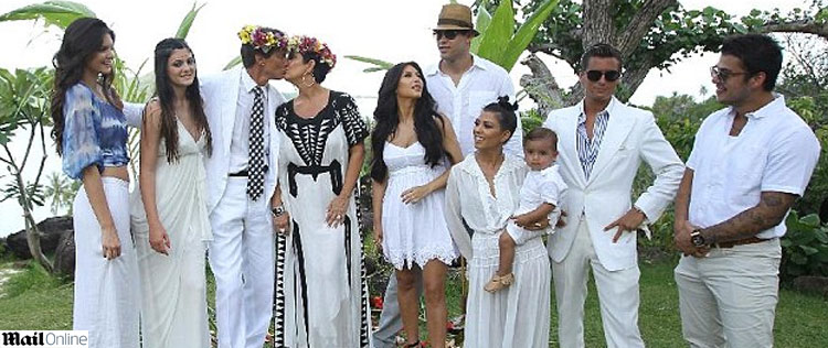 Mãe de Kim Kardashian renova votos de casamento