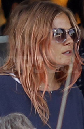 Sienna Miller tinge os cabelos de rosa