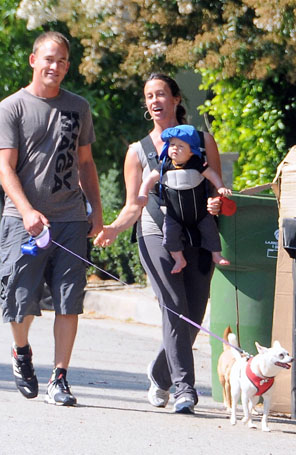 Alanis Morissette passeia com a família completa