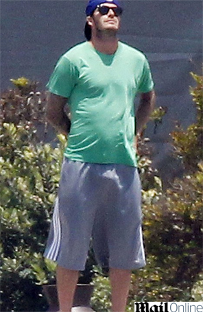 David Beckham exibe barriguinha saliente
