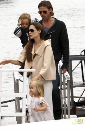 Angelina Jolie e Brad Pitt passeiam com os gemêos