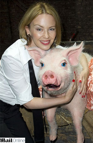 Kylie Minogue tira foto ao lado de porquinha