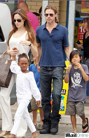 Angelina Jolie e Brad Pitt vão a loja de bicicletas com os filhos