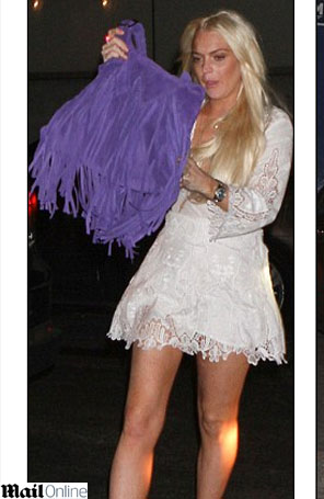 Lindsay Lohan tenta evitar fotos em passeio por Nova York